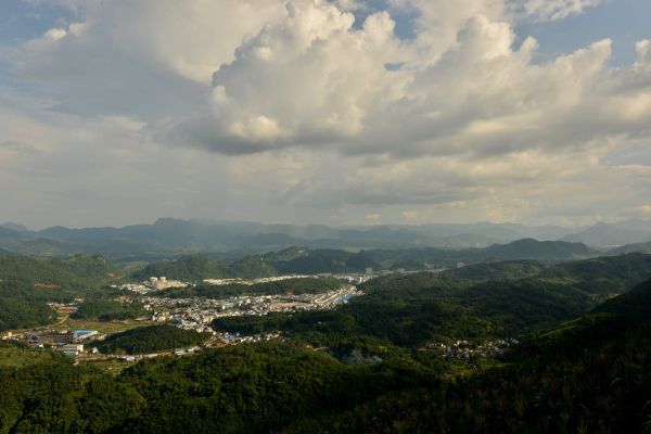 鎮(zhèn)康縣縣城鳥瞰圖（作者：李應(yīng)）