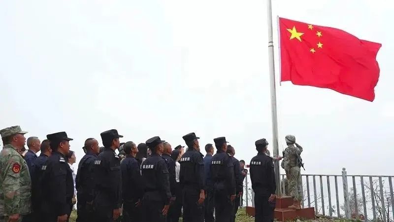 邊境聯(lián)防聯(lián)合黨支部和駐地部隊(duì)黨支部在界樁旁同上黨課.jpg