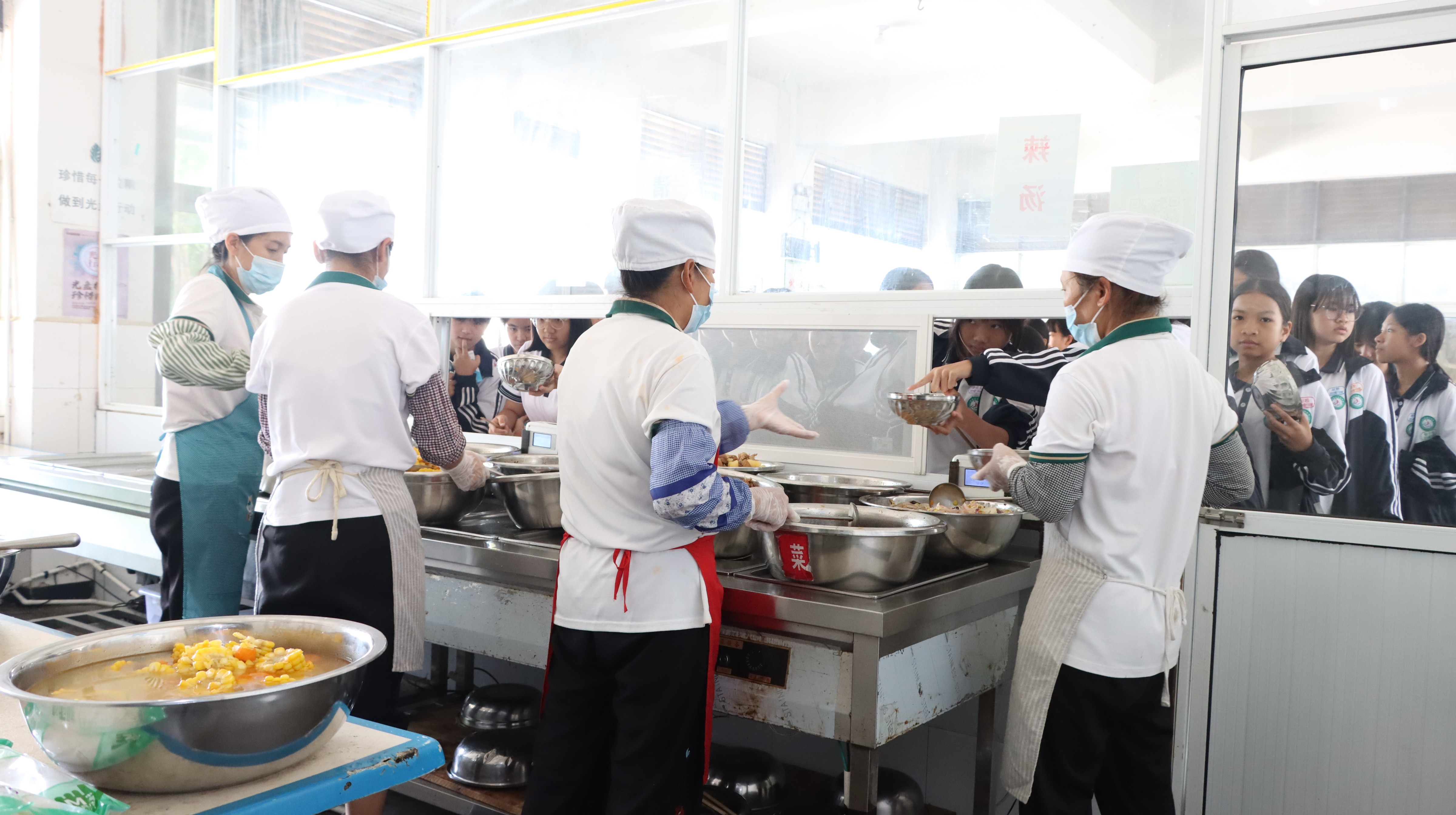 圖為檢查食堂衛(wèi)生規(guī)范化建設(shè).jpg
